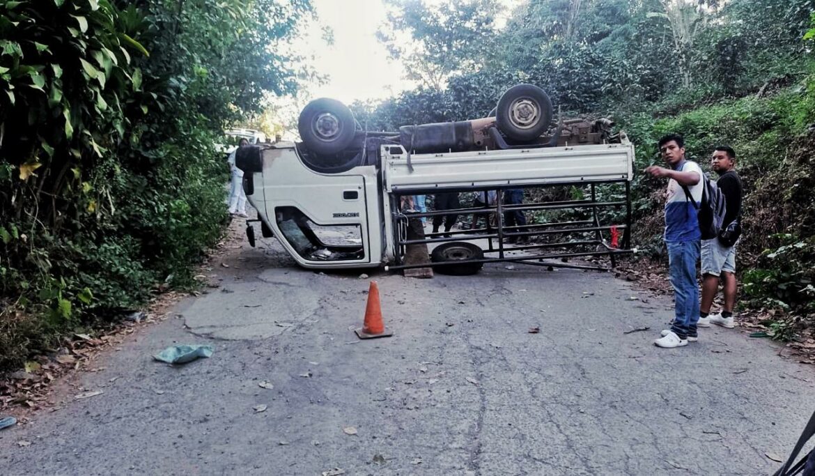 Varios lesionados tras vuelco de camión en Usulután