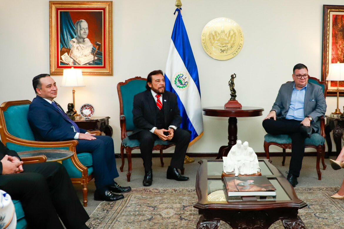 Vicepresidente Ulloa, fiscal Delgado y diputado Guevara coordinan esfuerzos para protección del medio ambiente