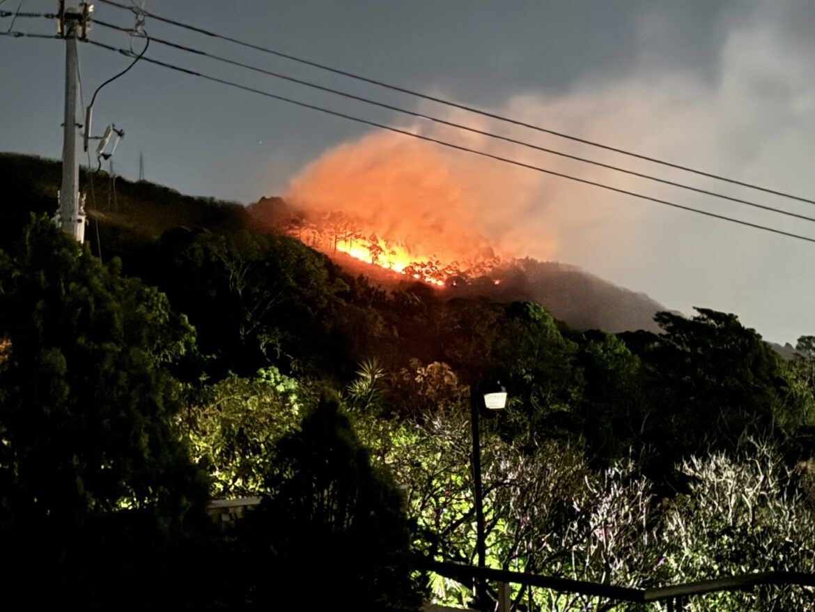 Reportan incendio en el volcán de San Salvador