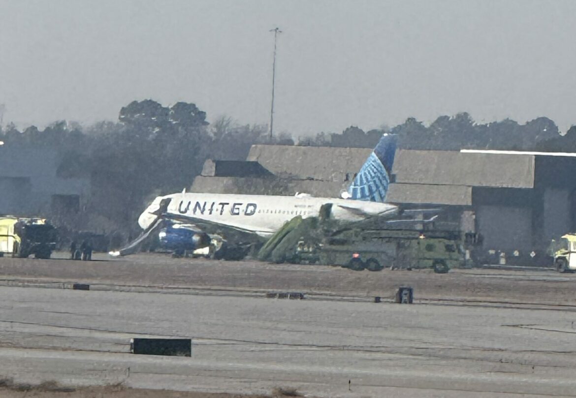 Avión de United Airlines se incendia en pleno despegue en el aeropuerto de Houston