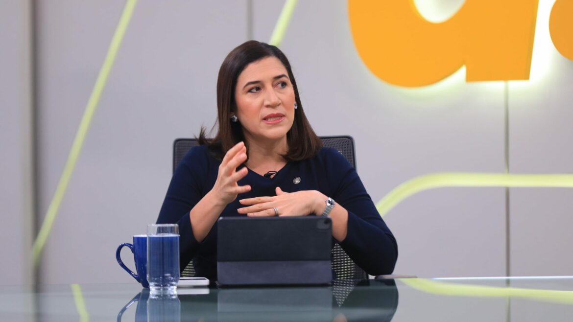 Ministra Hayem estima que la economía de El Salvador creció cerca del 3% en el 2024