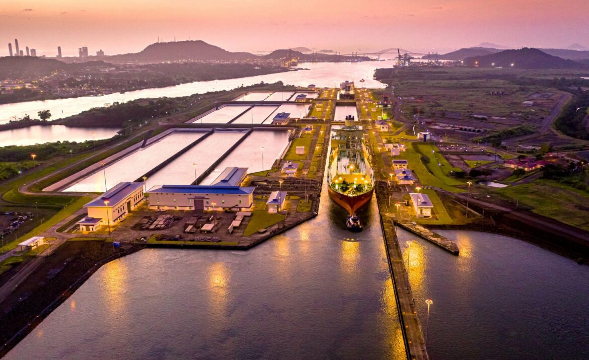 Barcos de EE.UU. cruzan gratis el Canal de Panamá