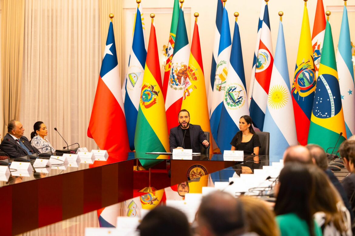Presidente Bukele y Primera Dama se reúnen con miembros del CEAPI para explorar nuevas oportunidades de inversión en el país