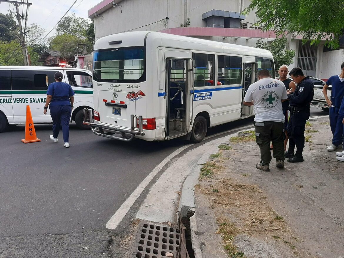 Una persona falleció al interior de un microbús de la ruta 6A