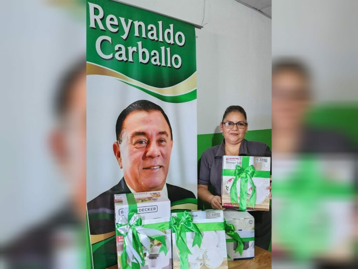 Diputado Carballo entrega artículos a ADESCO, para que esta los rife y recaude fondos