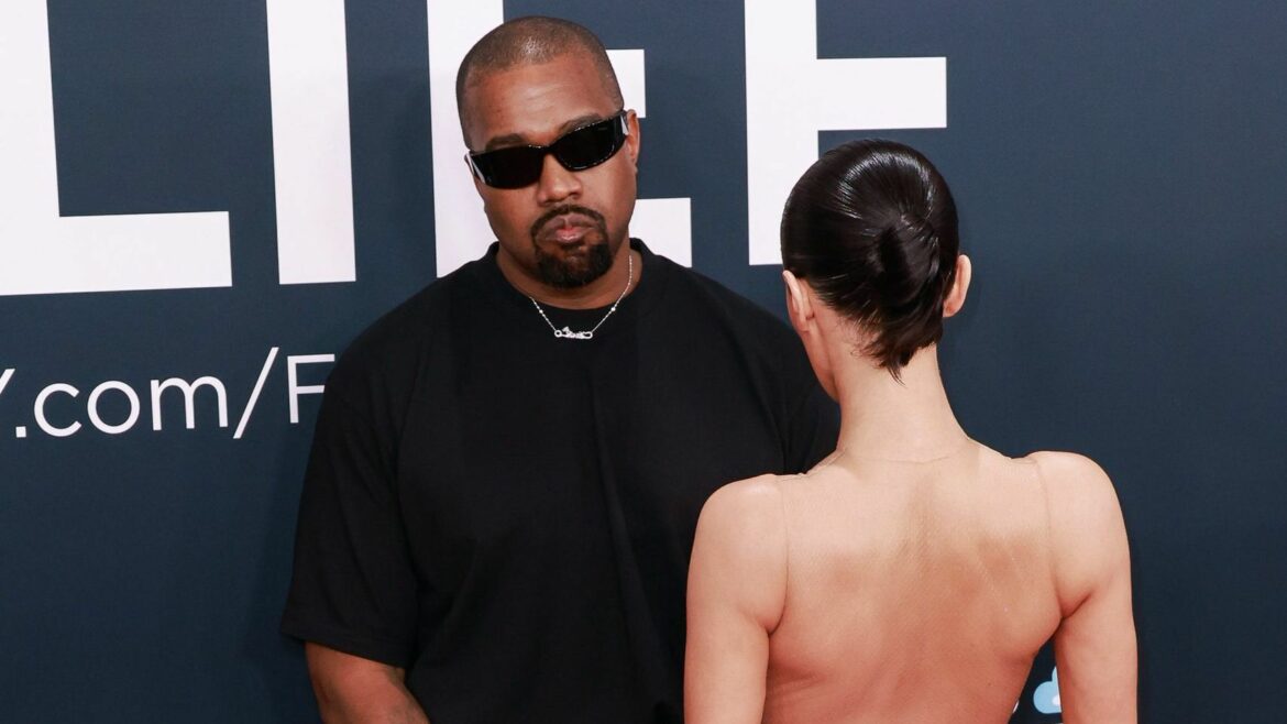 Shopify da de baja la tienda en línea de Kanye West tras la venta de camisetas con esvásticas