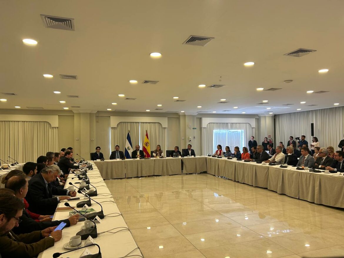 Funcionarios del Gobierno de El Salvador se reúnen con el CEAPI para dinamizar la economía nacional