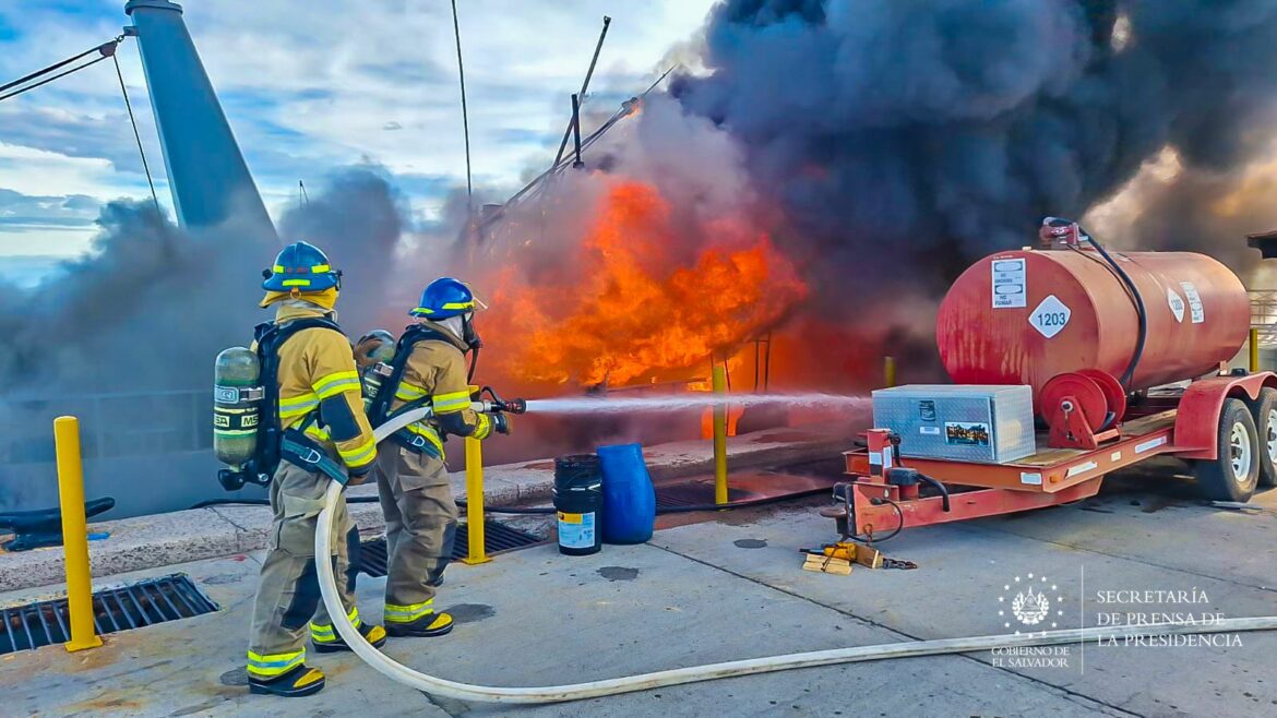 Se incendia vehículo acuático en la base naval de la Marina Nacional, La Unión