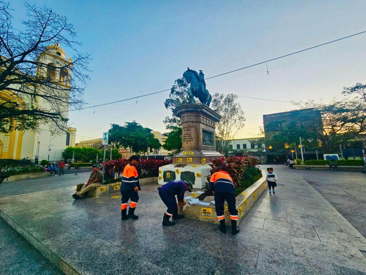 Alcaldía de San Salvador denuncia que un grupo de oposición vandalizó monumentos en el Centro Histórico