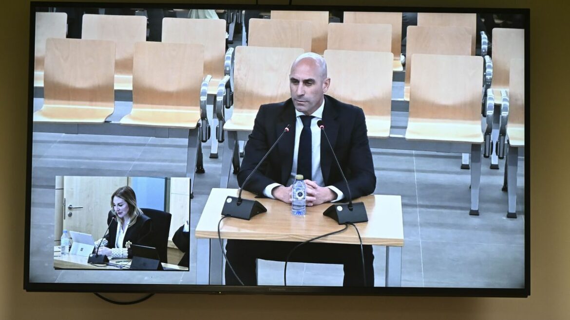 Fiscalía española concluye que beso de Rubiales a Jenni Hermoso fue “no consentido”
