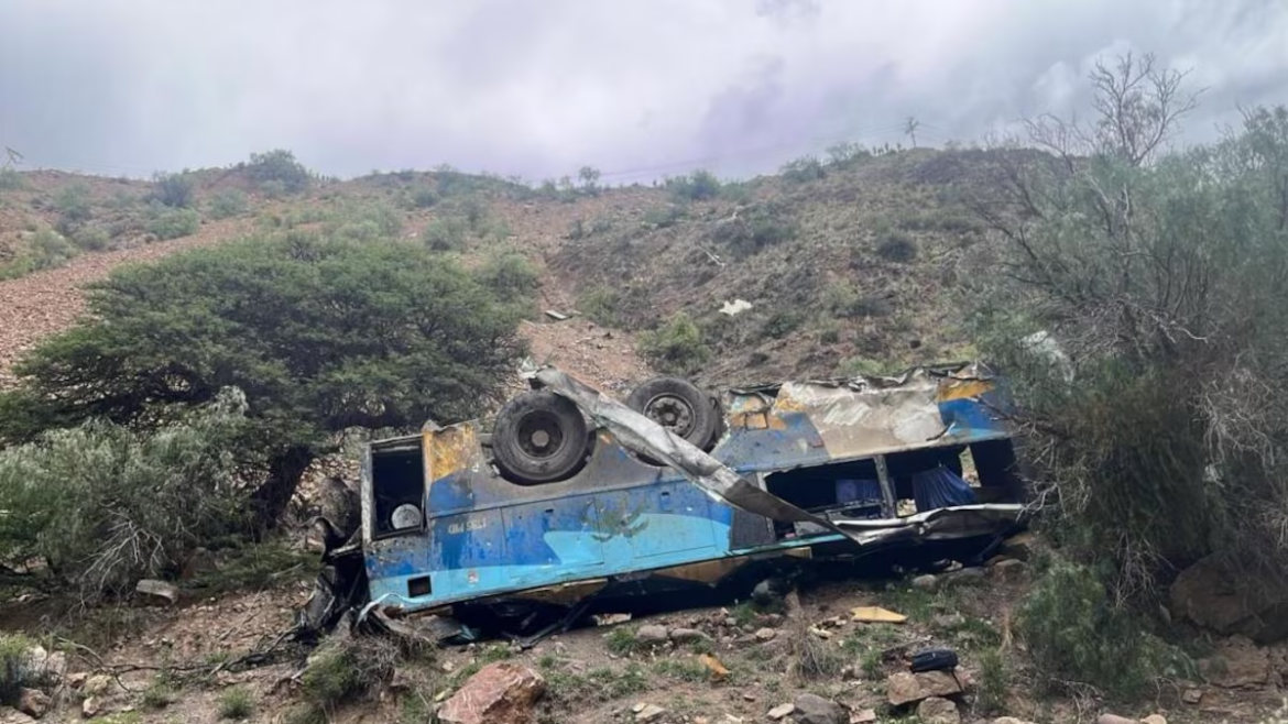 Al menos 30 muertos luego de que un bus cayera por un barranco en Bolivia