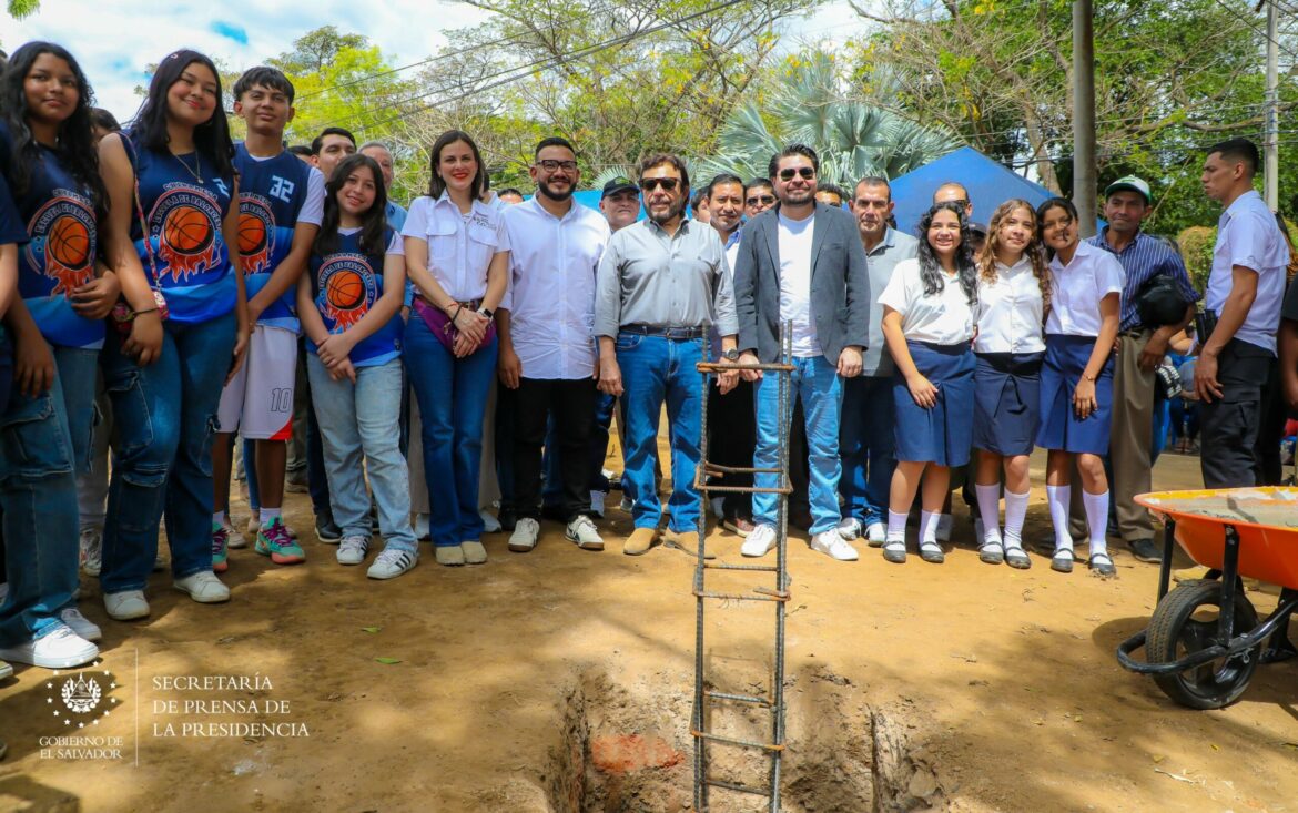 El vicepresidente Ulloa participó en la colocación de la primera piedra del CUBO de Chinameca