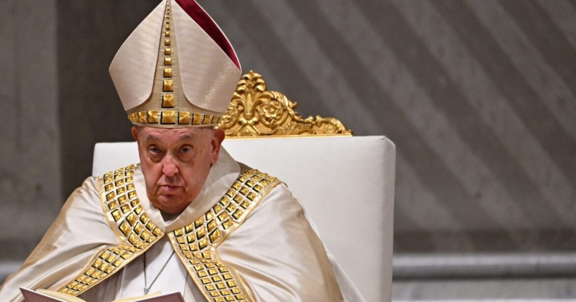 El Vaticano informó que el papa Francisco sufrió una crisis respiratoria asmática y sigue en estado “crítico”