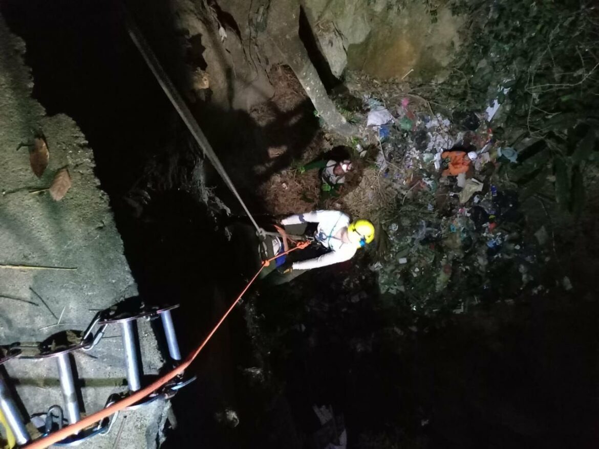 Rescatan a mujer que cayó a un barranco de 25 metros de profundidad
