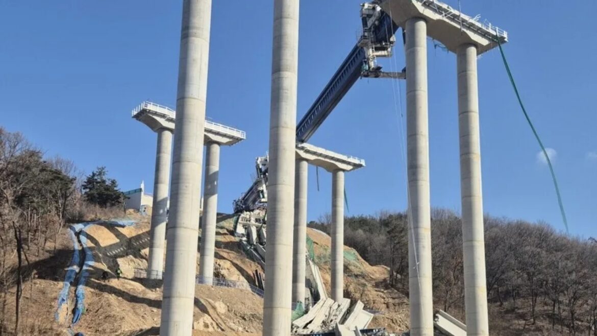 Tres muertos y cinco heridos tras el colapso de un puente en Corea del Sur