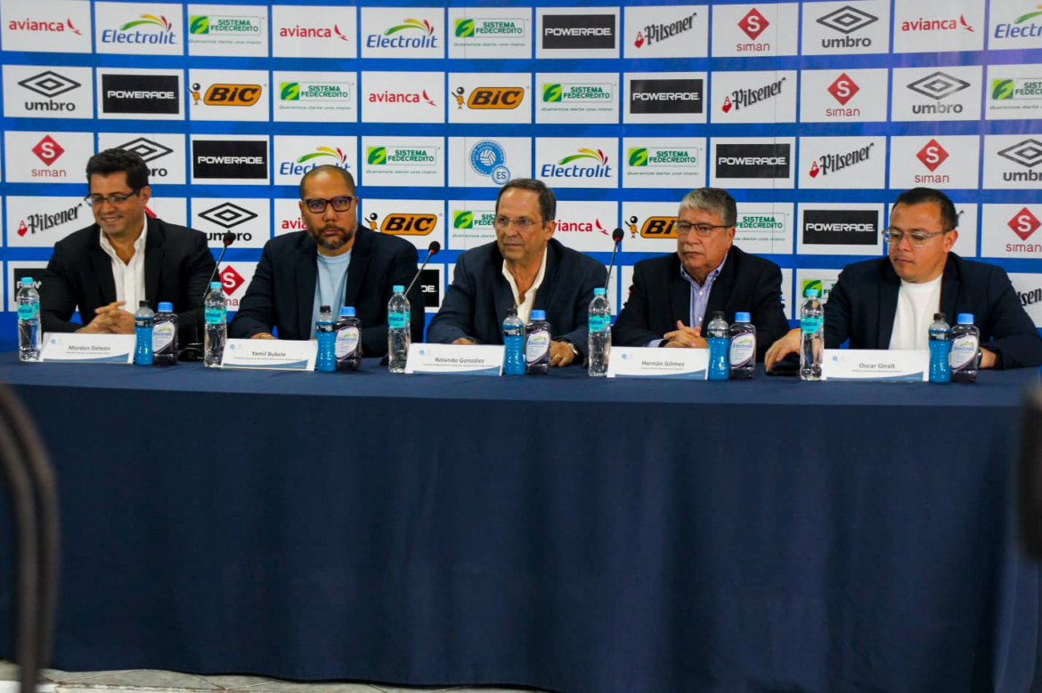 FESFUT e INDES presentaron al nuevo DT de la Selecta: “no podemos perder la oportunidad de ir a la Copa del Mundo”, dijo Yamil Bukele