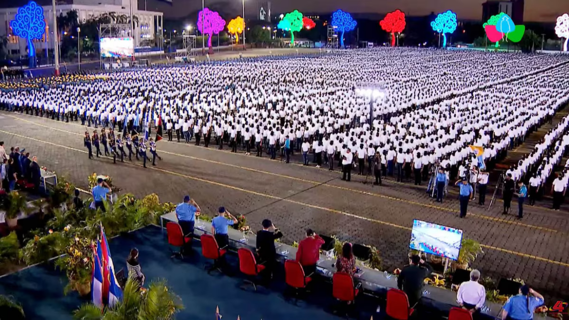 Con 30 mil civiles encapuchados, Nicaragua presentó la “policía voluntaria” en un acto presidido por Ortega y Murillo