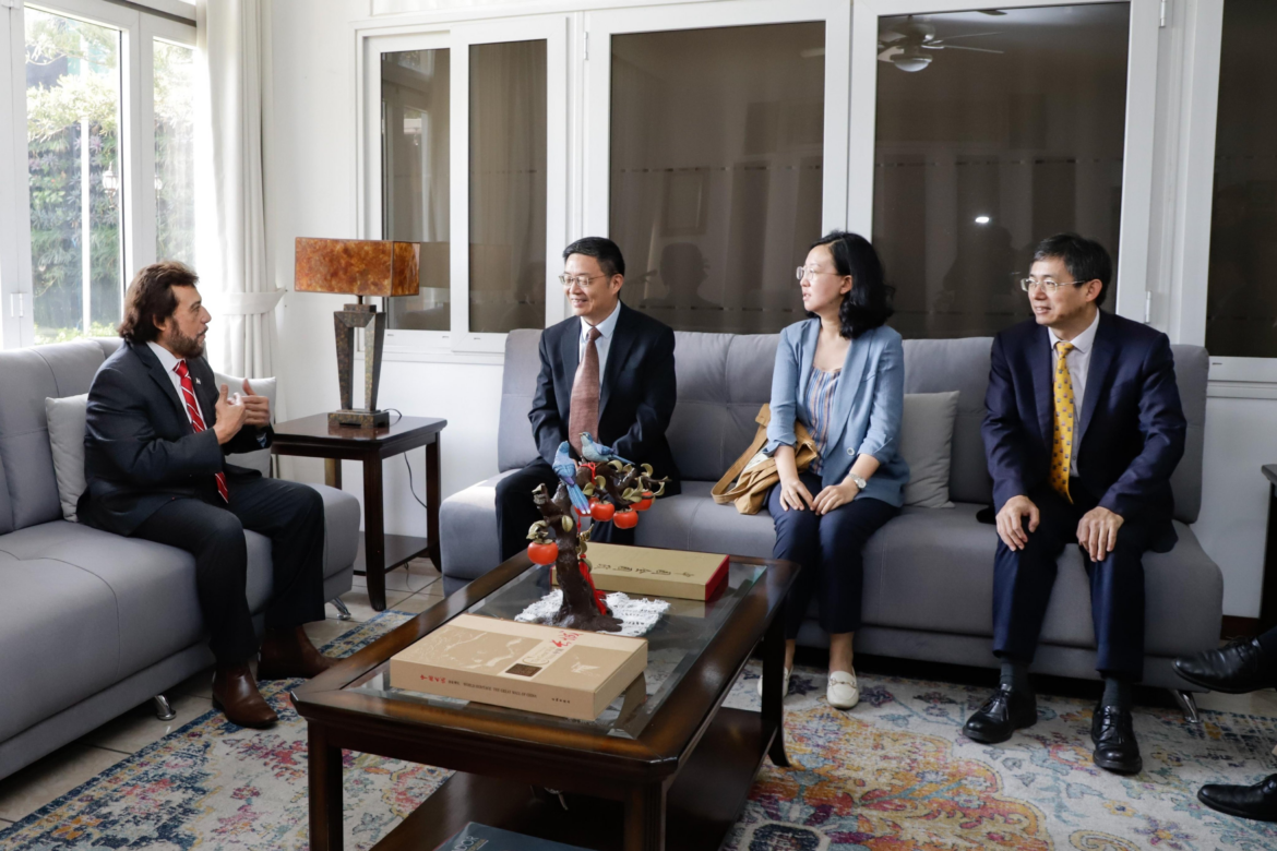 Ulloa explora posibilidad de que El Salvador sea sede de Grupo de Medios de China, una principal red de comunicación a nivel mundial