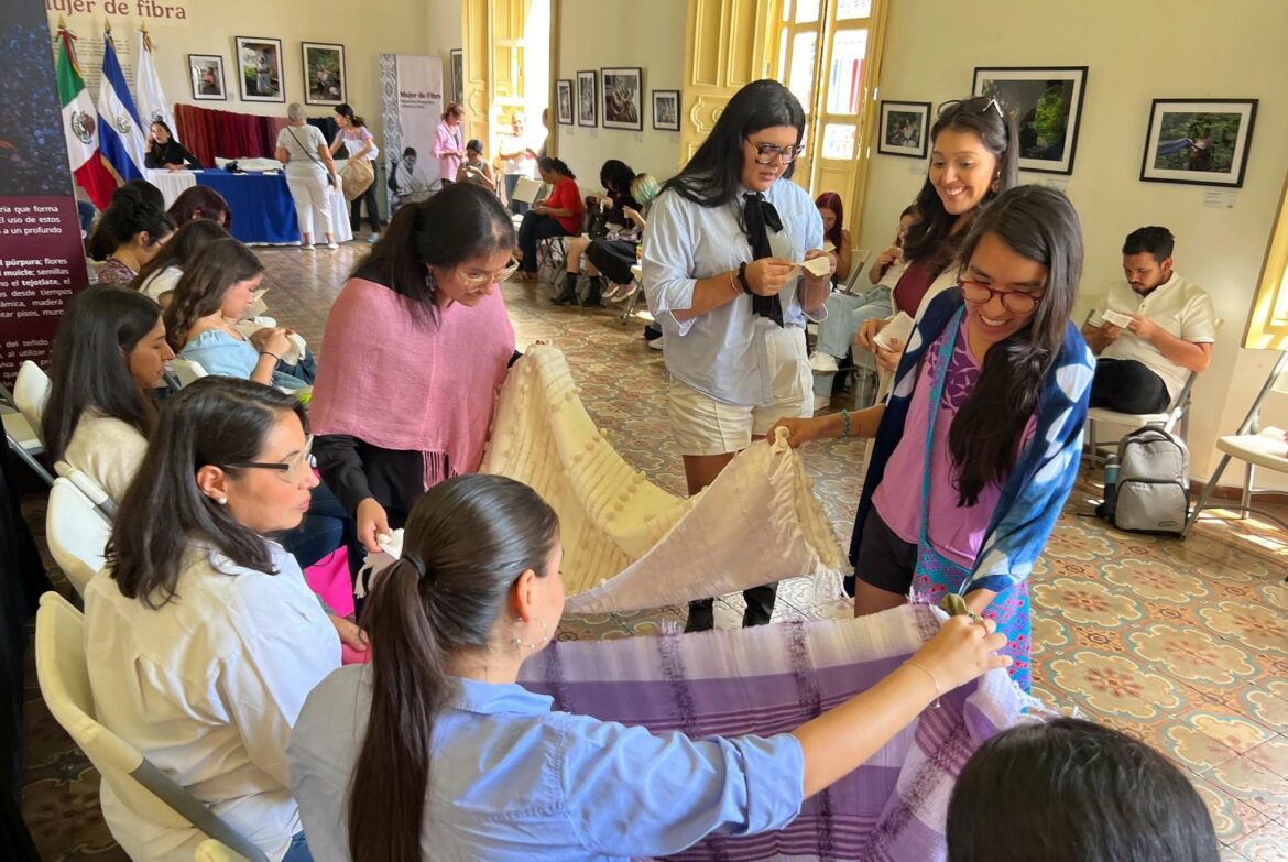 Inauguran exposición fotográfica y muestra Textil, “Mujer de Fibra”