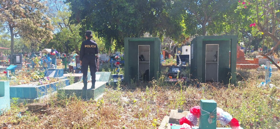 PNC inspecciona escena de un hombre fallecido y en putrefacción en un cementerio de Santa Ana