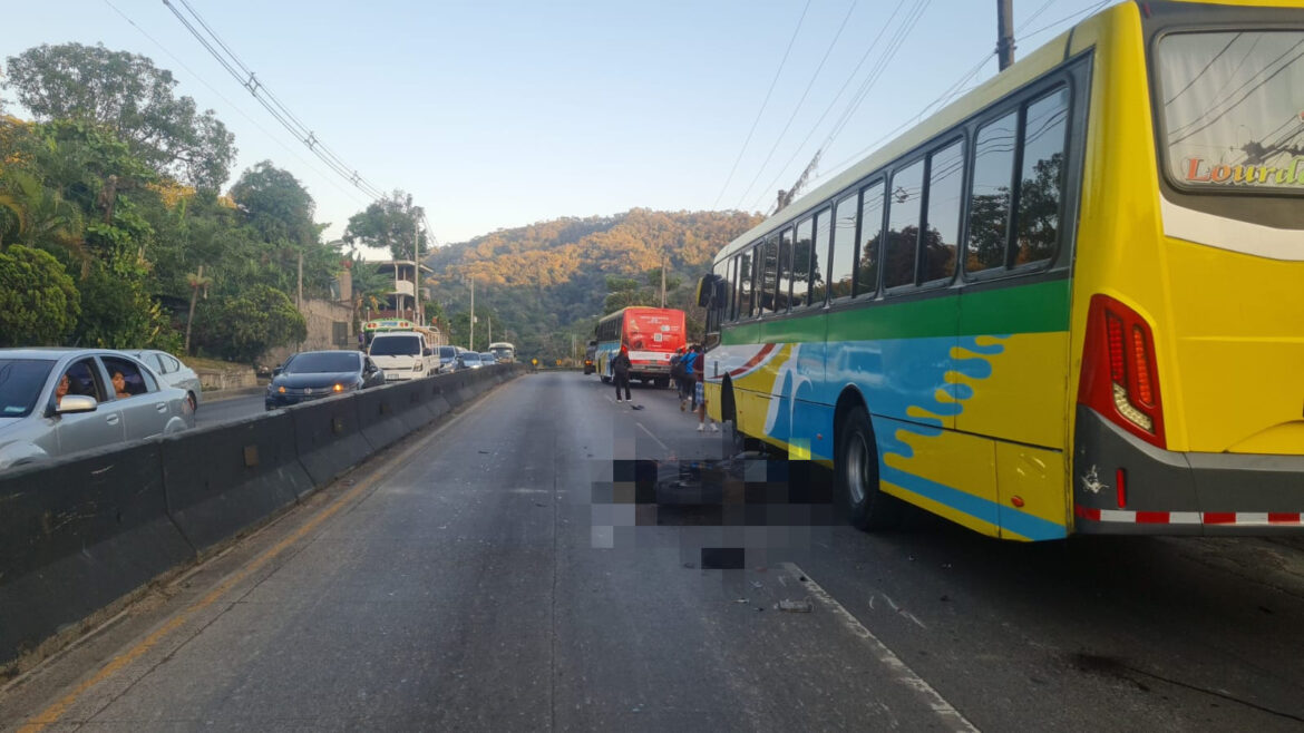 Motociclista fallece luego de impactar con un bus en Los Chorros