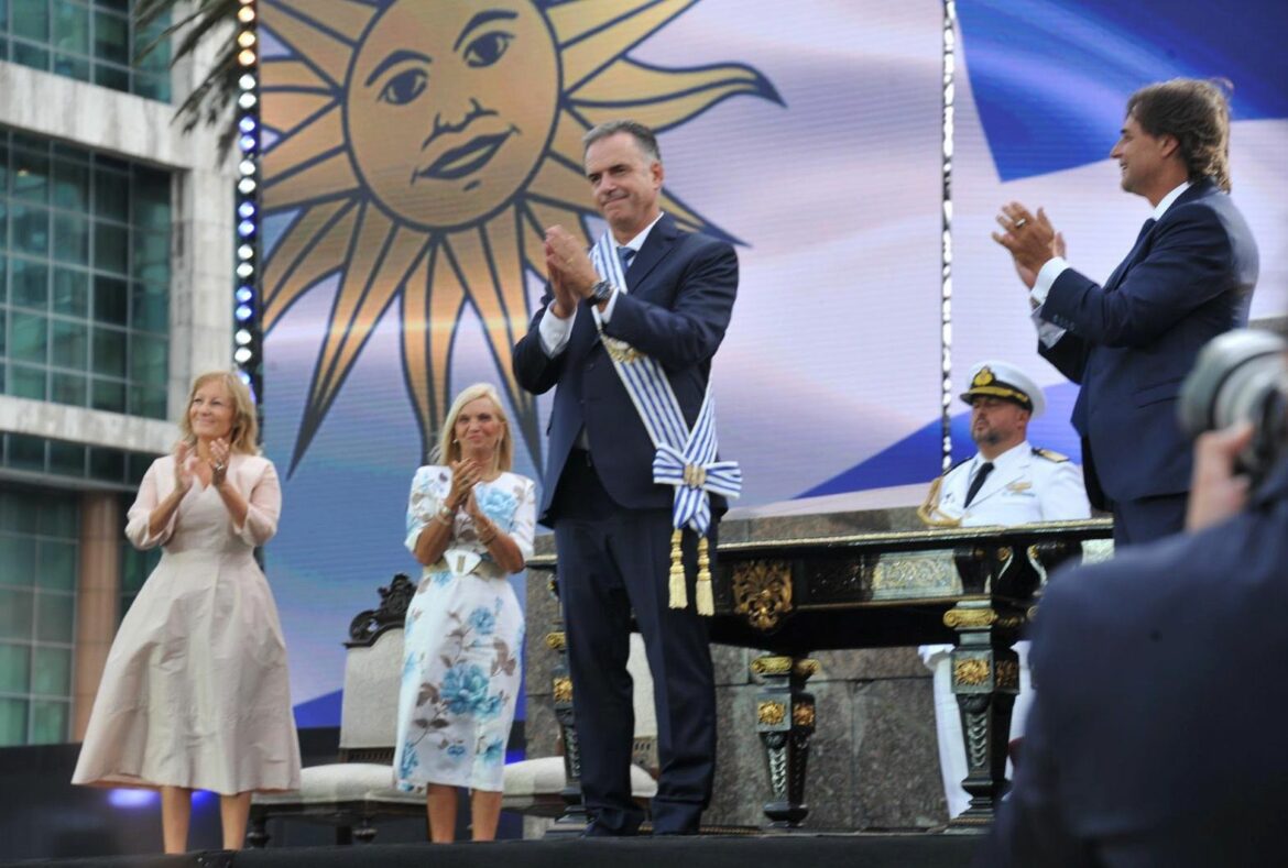 Yamandú Orsi es investido como nuevo presidente de Uruguay