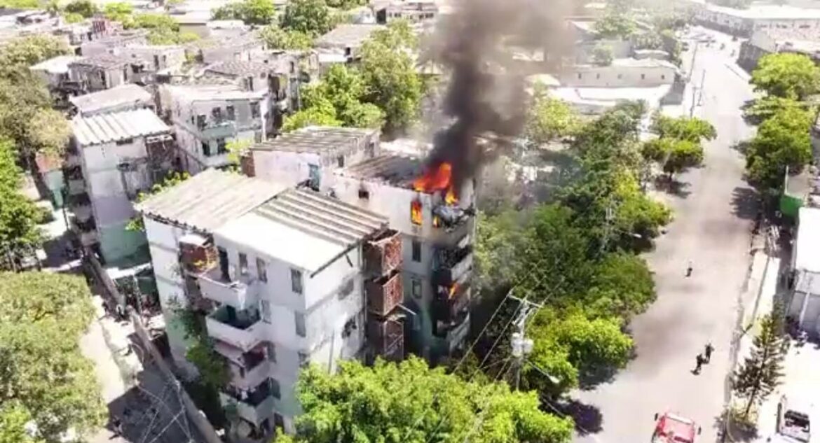 Bomberos atienden fuerte incendio en apartamentos cercanos a El Trovador