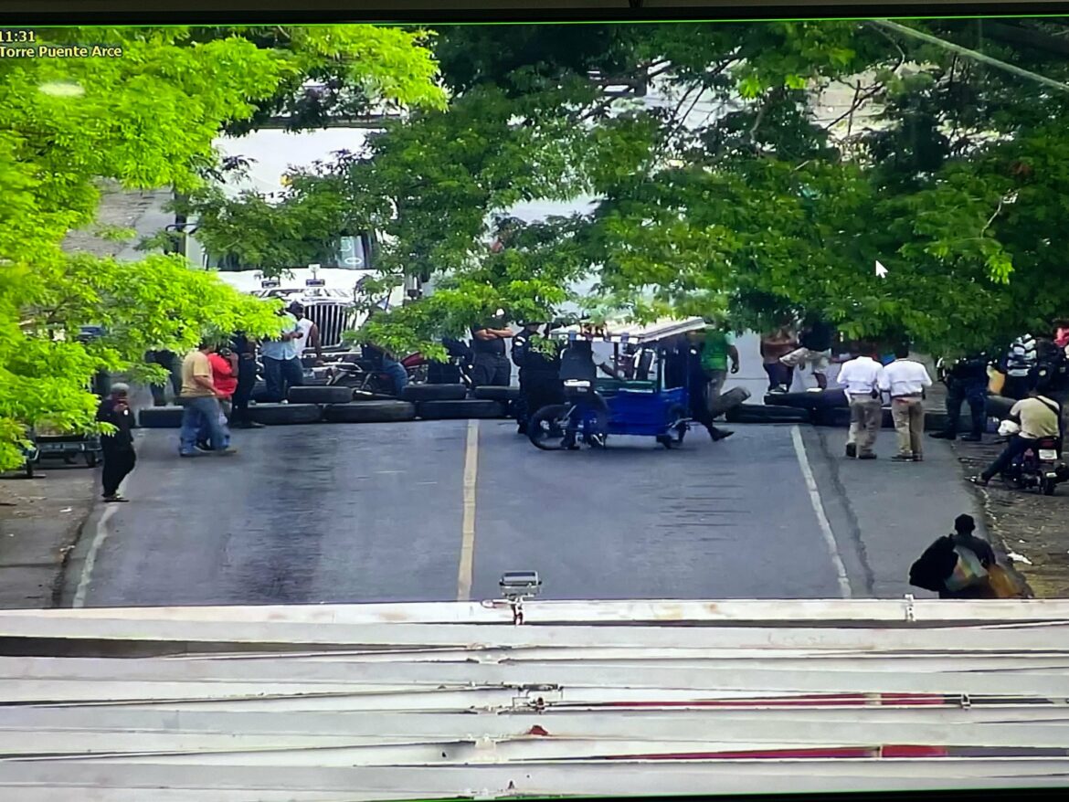 Habilitan rutas alternas por protesta y bloqueo del paso en la frontera La Hachadura