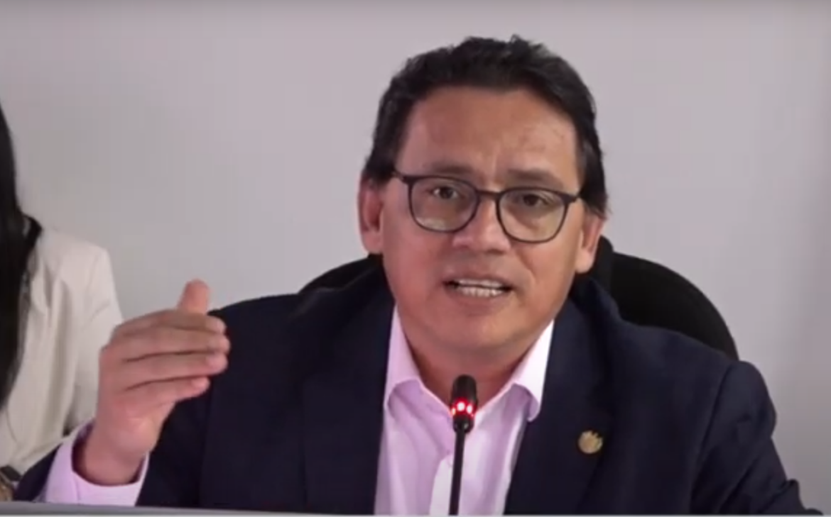 Ministro de Educación aseguró que no están cerrando escuelas, sino “unificando” centros escolares