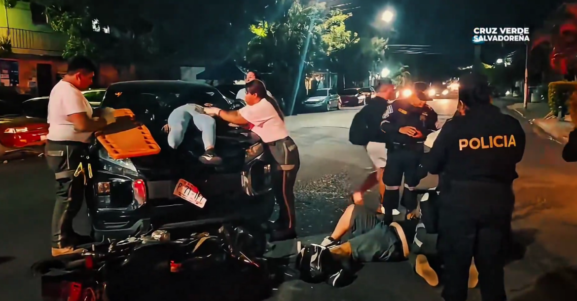 Motociclistas impactados por un vehículo en Ayutuxtepeque
