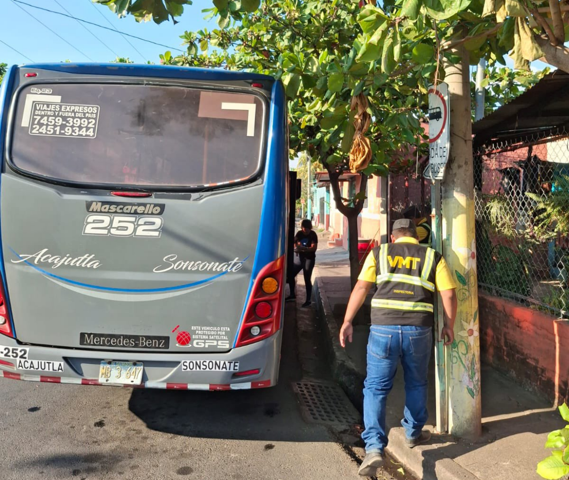 El VMT multó a un motorista de la ruta 252 por manipular su celular mientras conducía