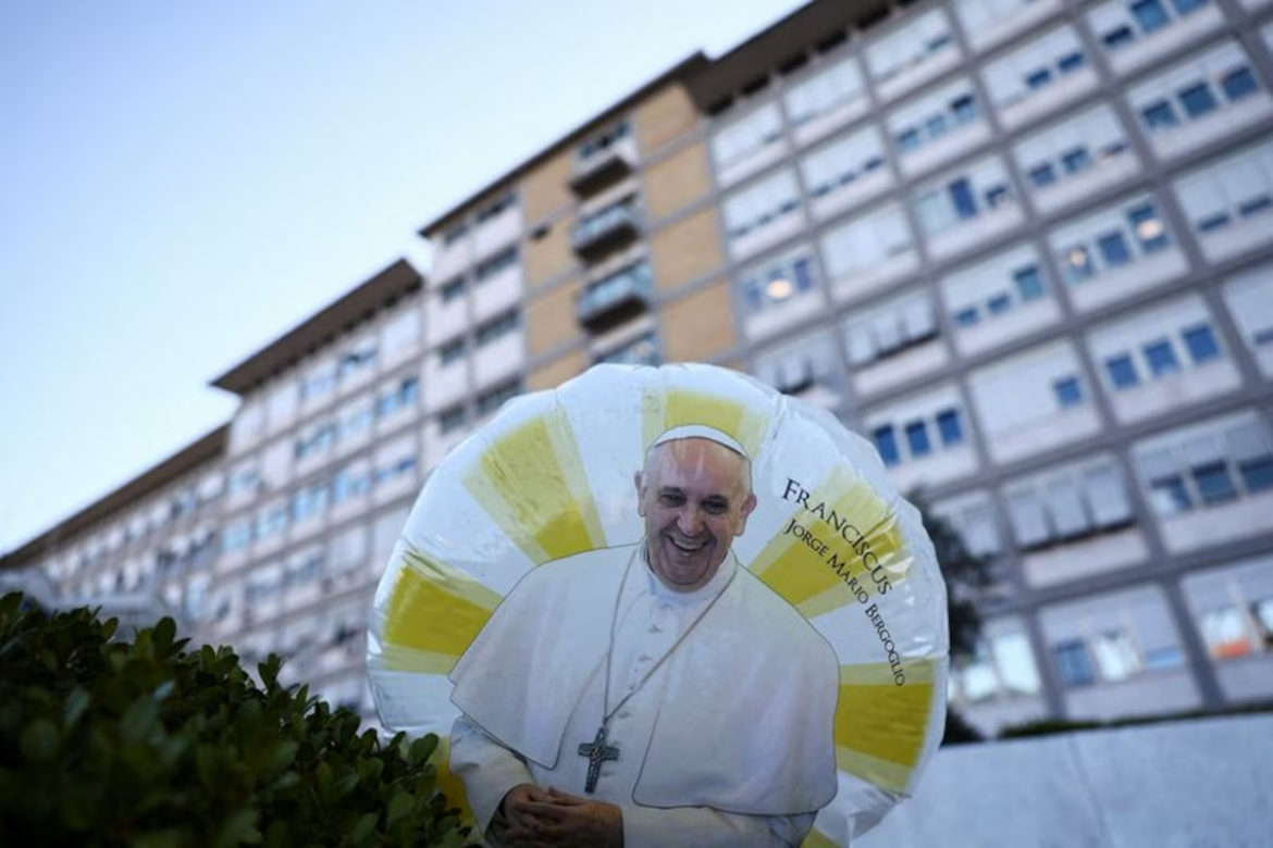 El Papa Francisco se encuentra estable y reanudará la ventilación mecánica no invasiva