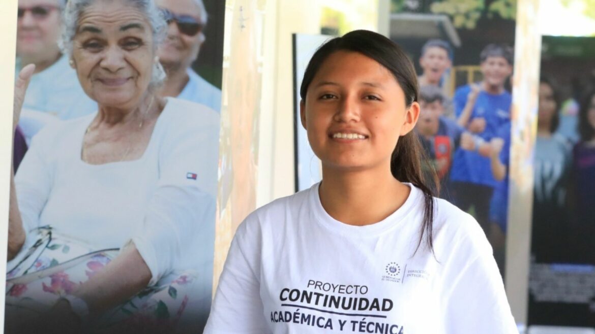 Becaria llama a los jóvenes a aprovechar esta oportunidad
