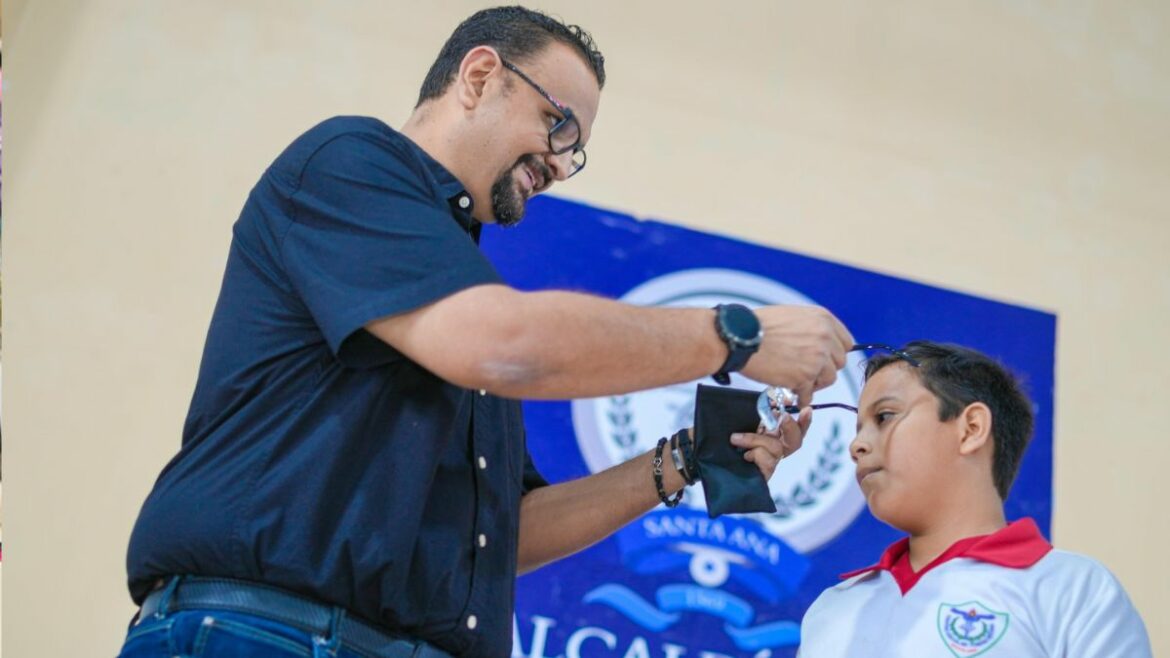 Ventanitas de Luz llega a Santa Ana Centro: Más de 1,200 lentes gratuitos para estudiantes
