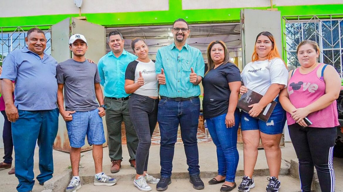Alcalde de Santa Ana entrega materiales para mejorar calles en la comunidad El Copinolito
