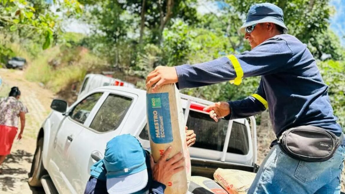 Alcaldía de La Libertad Sur inicia mejoras en la calle del cantón Álvarez con entrega de material de construcción