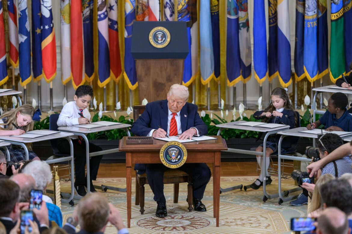Trump firma el decreto que inicia el proceso de eliminación del Departamento de Educación
