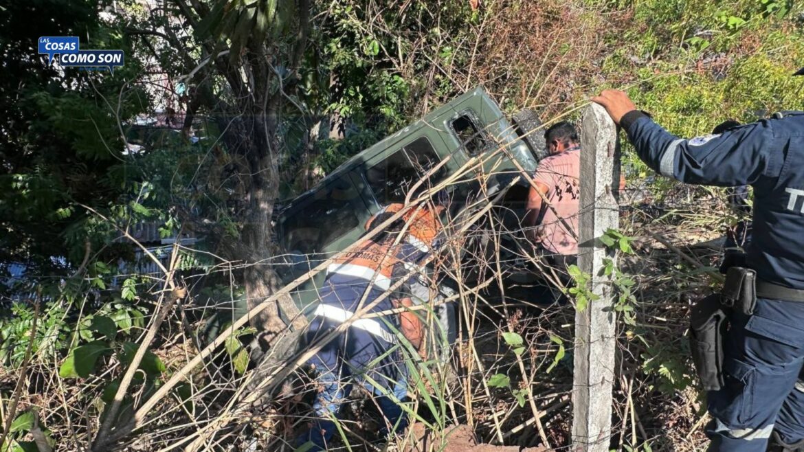 Vehículo tipo Jeep cae en barranco en la autopista a Comalapa, cerca de la Terminal del Sur