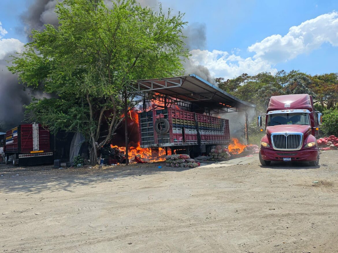 Reportan camión cargado de naranjas incendiándose