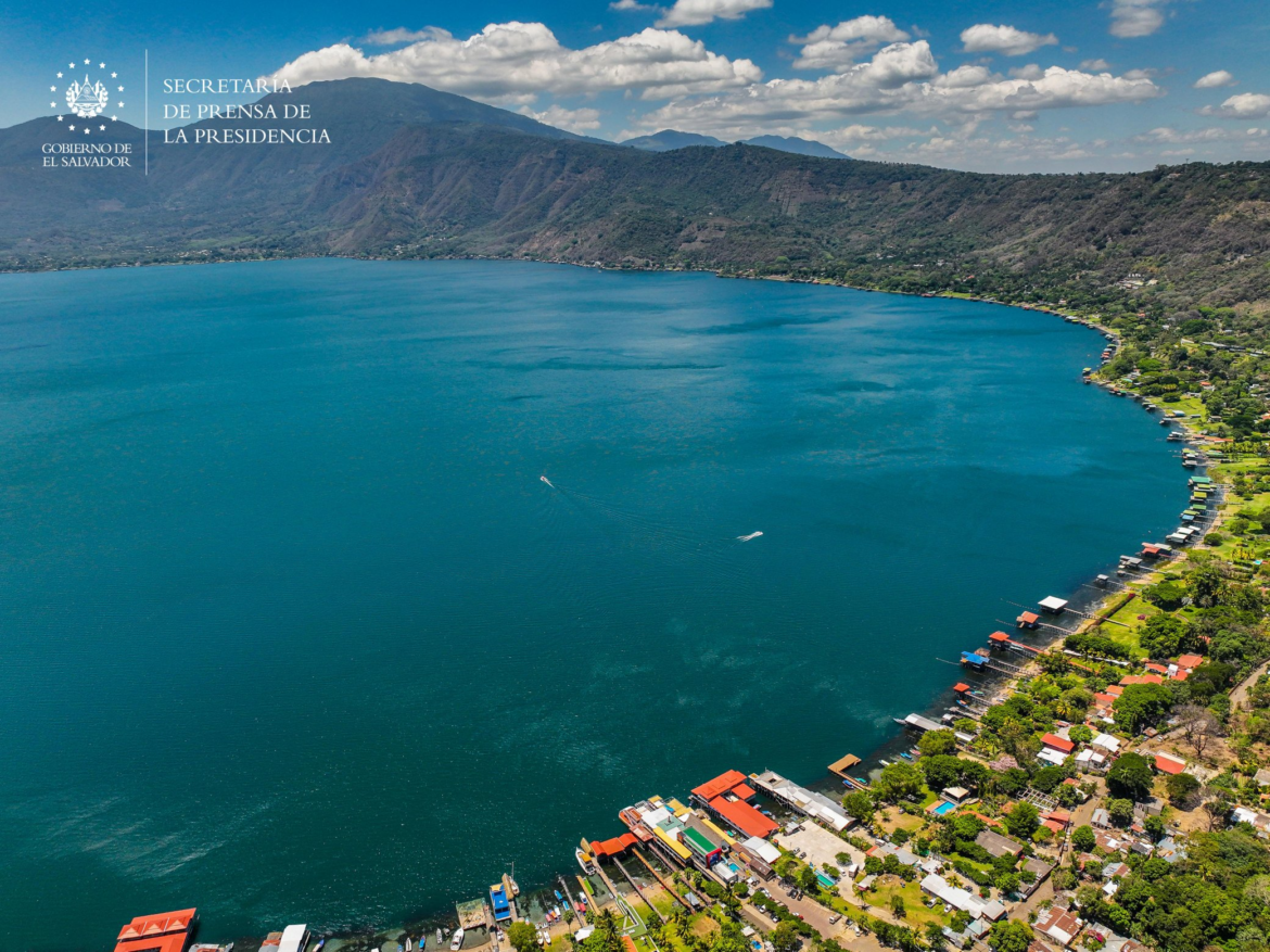 Confirman cianobacterias tóxicas en el lago de Coatepeque: llegará sistema de purificación de agua