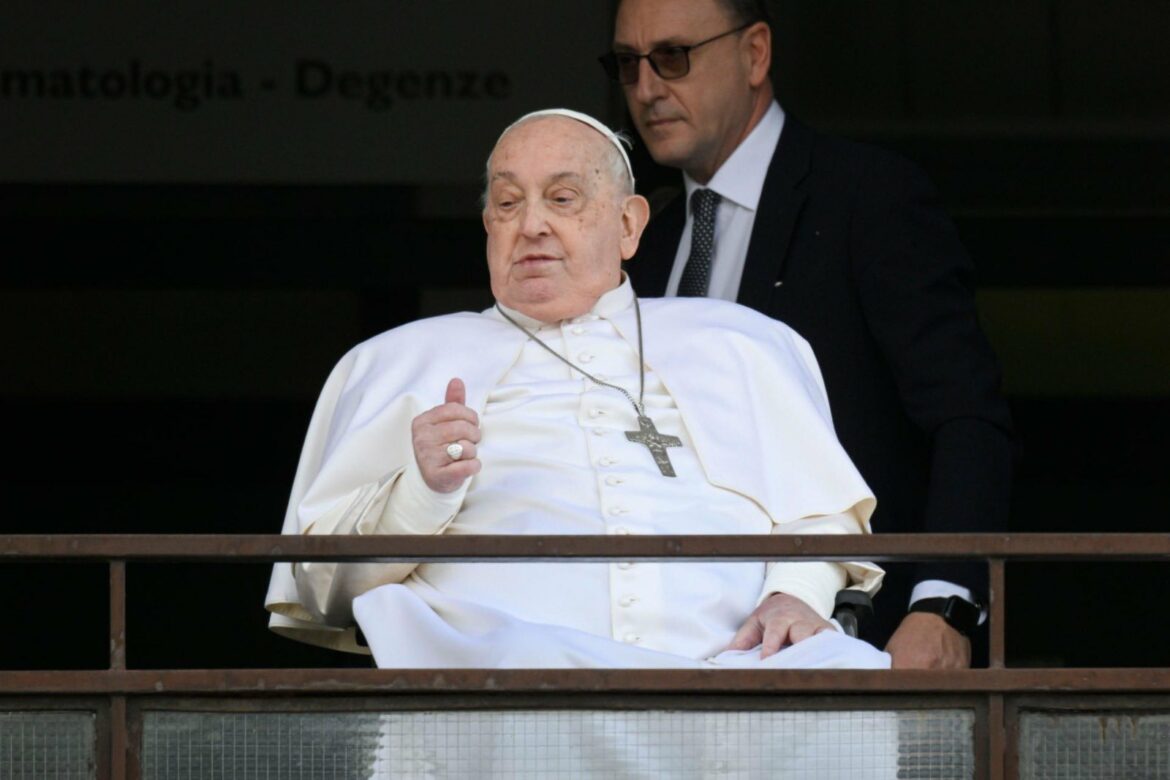 El papa Francisco reaparece y es dado de alta luego de 38 días ingresado hospitalariamente