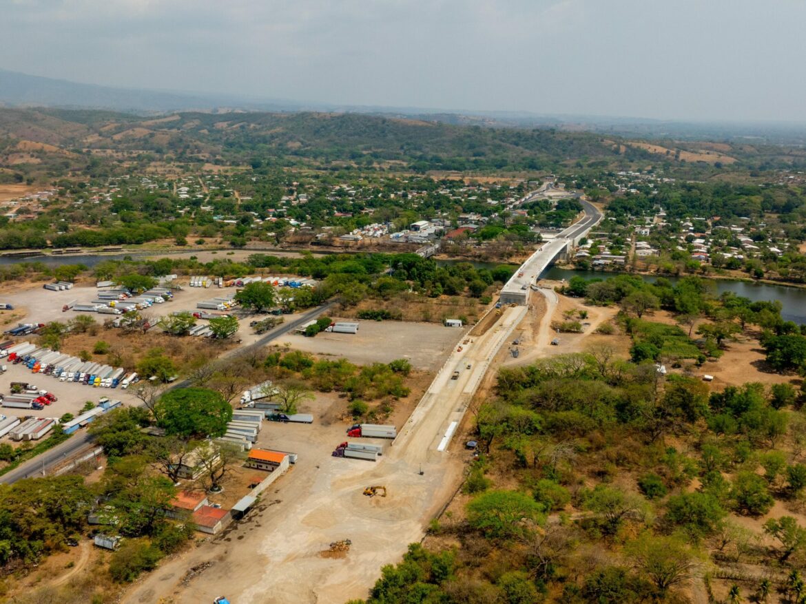 Confirman avances en la ampliación de carretera a cuatro carriles y el puente binacional entre El Salvador y Guatemala
