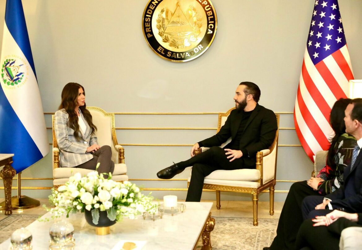 La secretaria de Seguridad de EEUU se reúne con el presidente Bukele