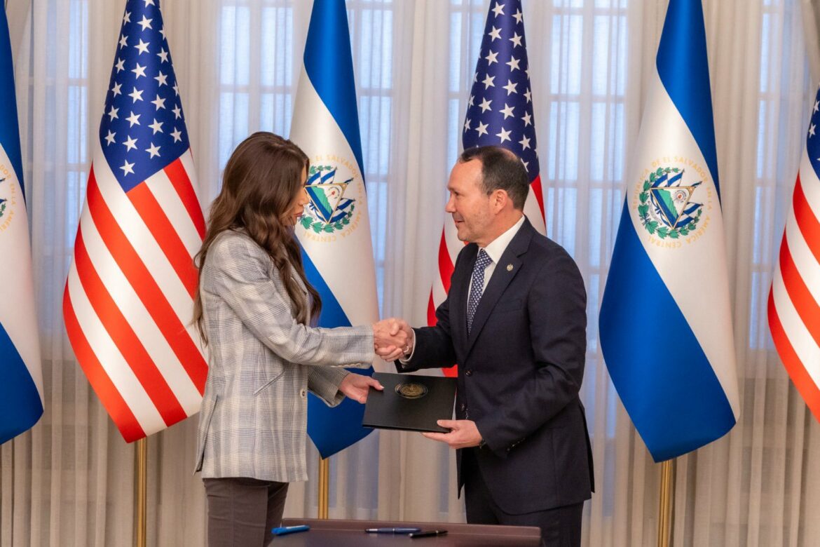Estados Unidos y El Salvador firman acuerdo que evitará que criminales sean liberados inadvertidamente