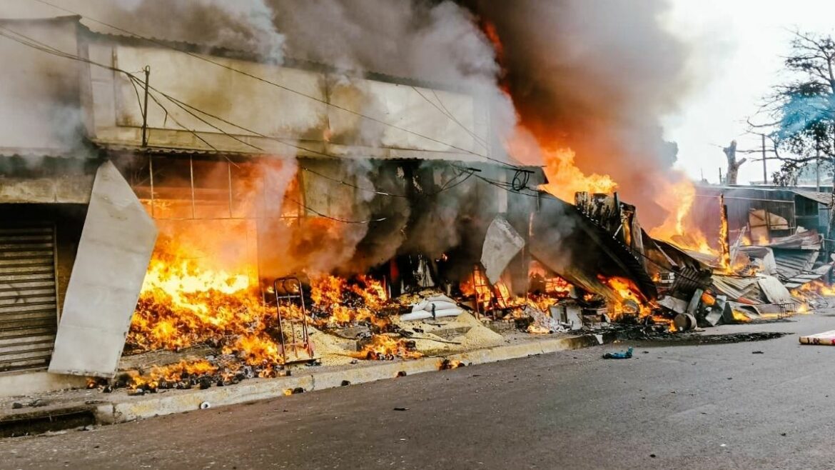 Sin víctimas tras incendio en la 1ª Avenida Sur de Santa Tecla