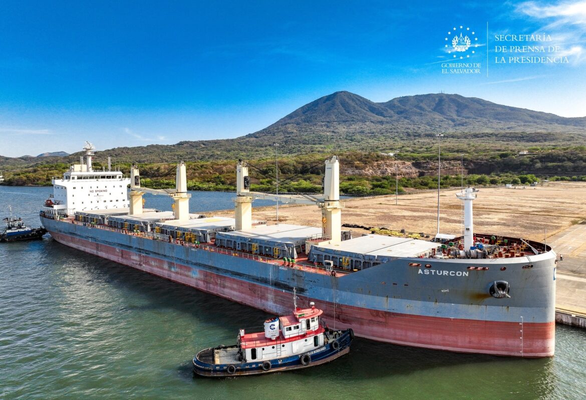 El buque Asturcon, con 2,200 toneladas de fertilizante, atracó en el puerto de La Unión