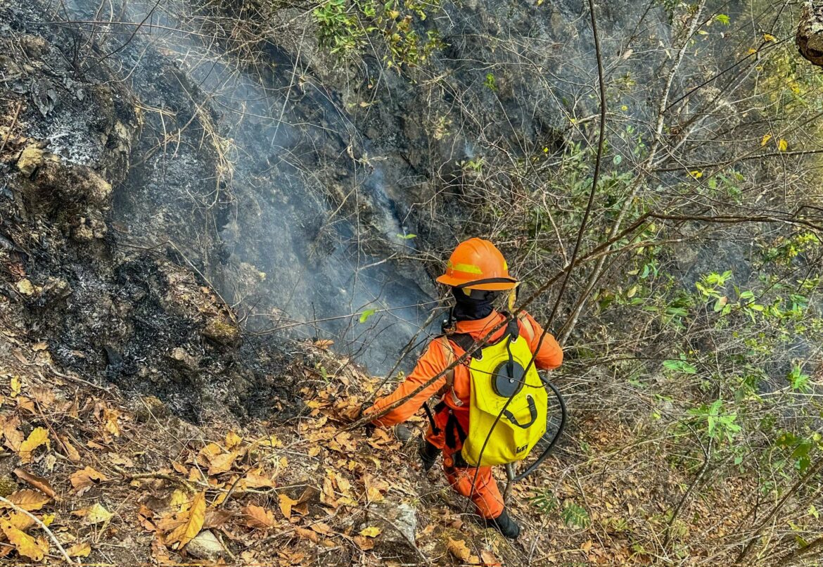 Bomberos extinguió incendio forestal en el Cerro El Candelero, Chalatenango