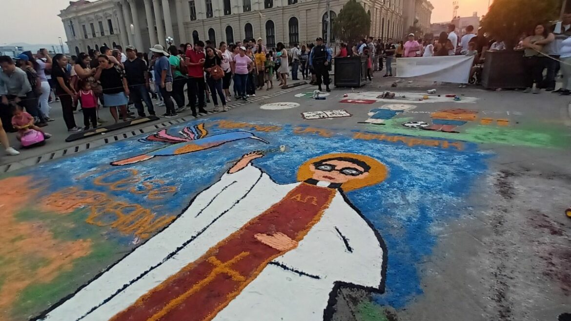 Alcaldía capitalina busca crear la alfombra más grande de El Salvador