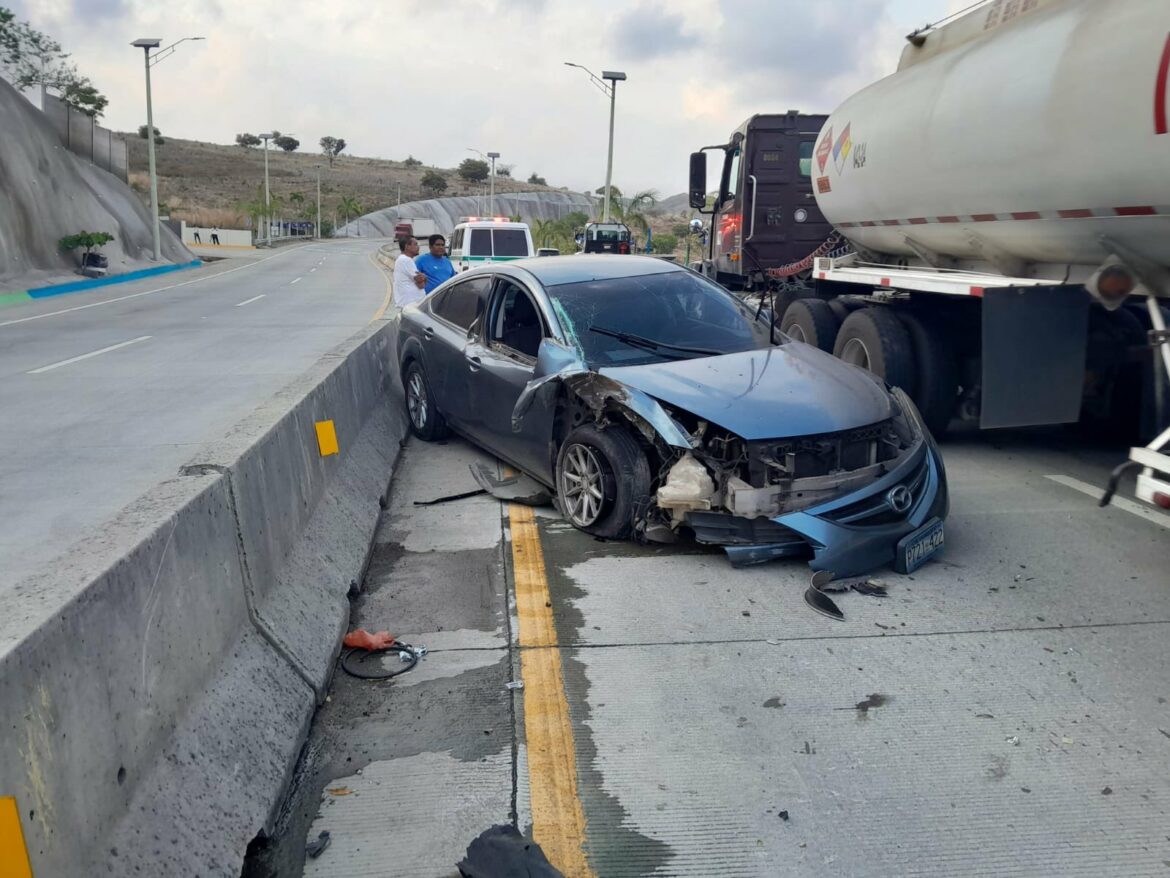 Vehículo choca con una rastra en La Libertad