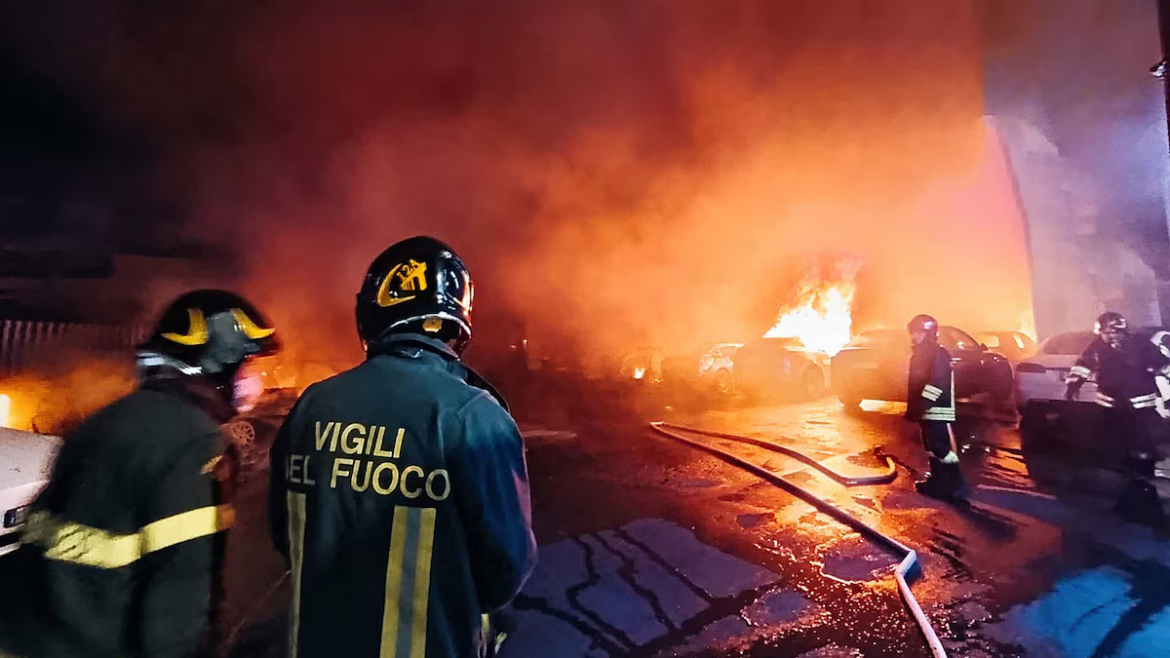 Un incendio en un concesionario de Tesla en Roma destruyó 17 vehículos: investigan si fue intencional